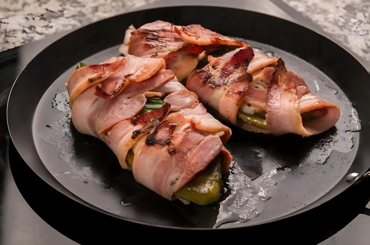 Nopales envueltos en tocino doradito y jugoso