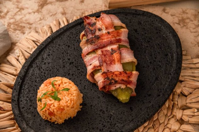 Nopales envueltos en tocino doradito y jugoso