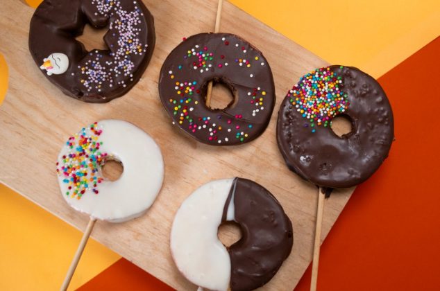 Paletas de manzana bañadas en chocolate, dulce y saludable