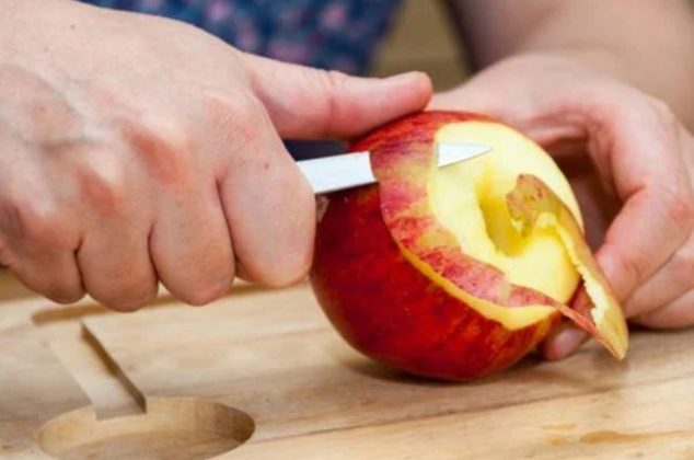 ¿Es recomendable pelar la fruta antes de consumirla? Esto dice la ciencia