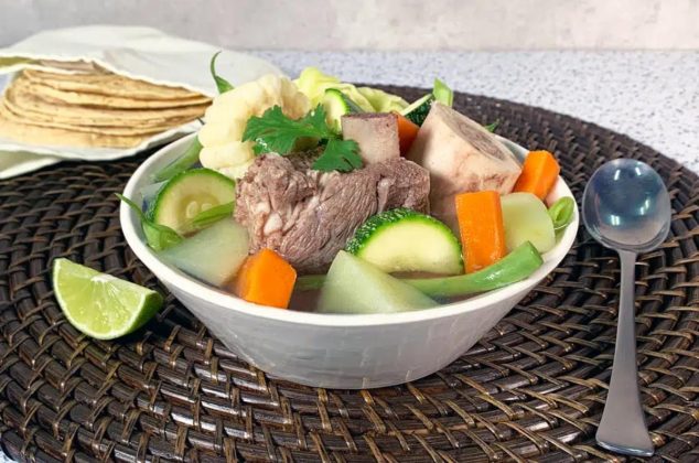 Receta de caldo de puchero, platillo de cocina mexicana