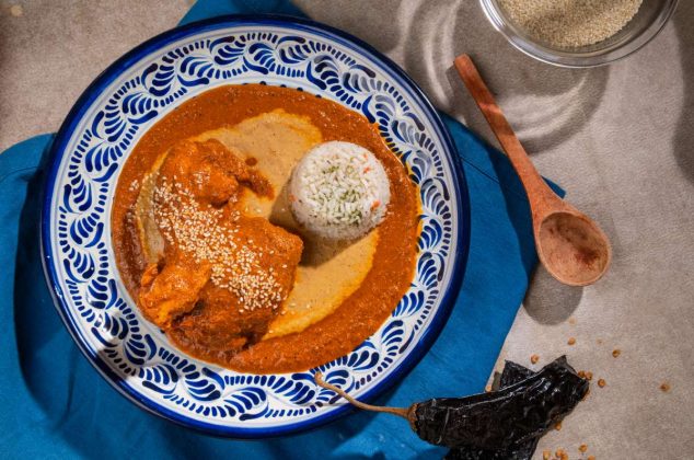 Receta de pollo almendrado mexicano y lleno de tradición