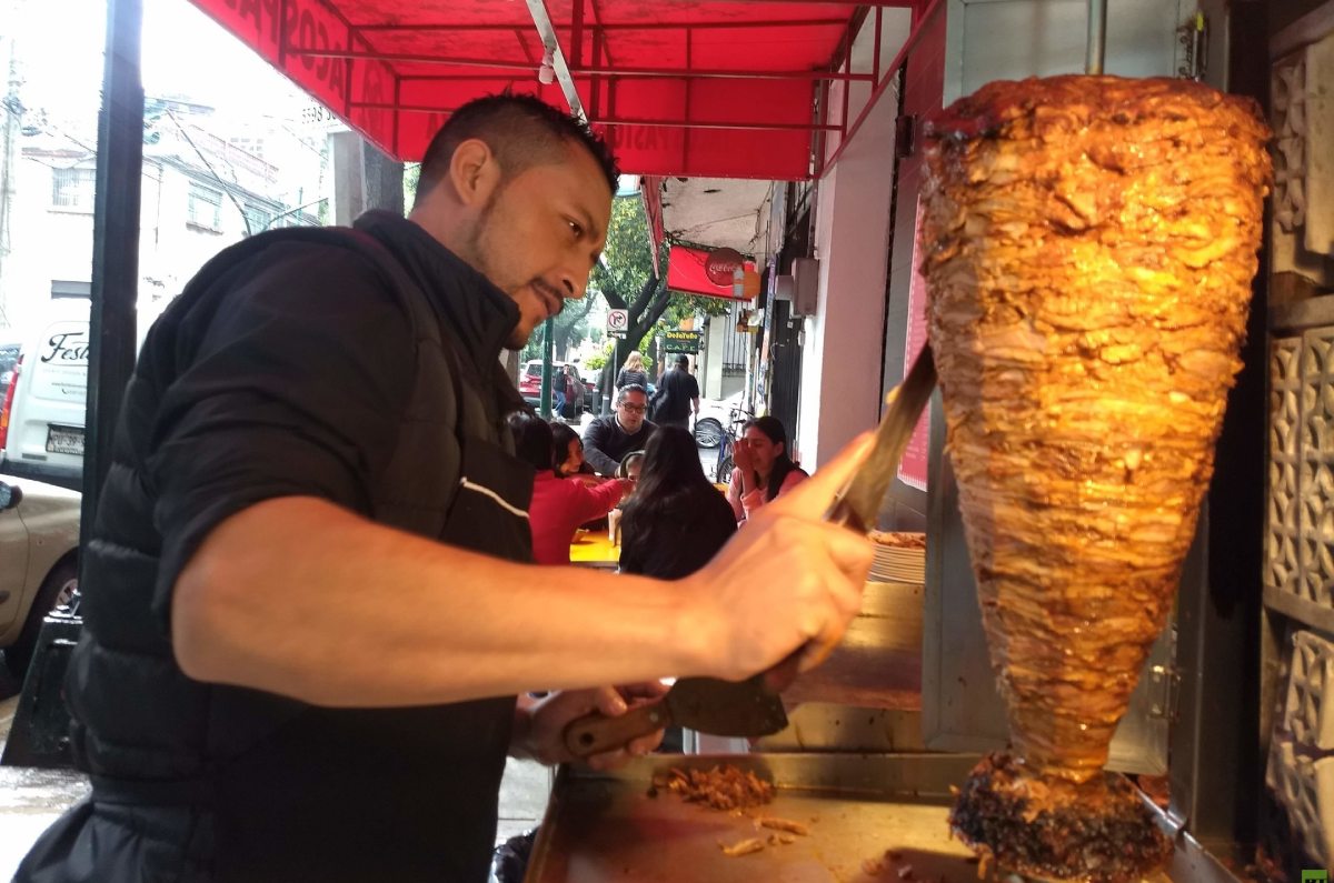 taqueros de tacos al pastor