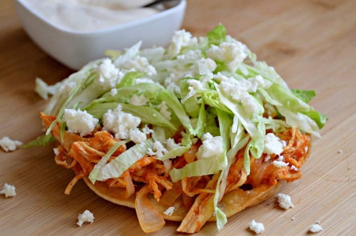 Receta de tostadas de tinga de pollo con chile chipotle