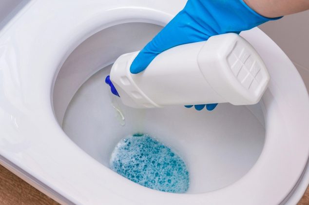 Cómo eliminar manchas y bacterias del inodoro usando agua oxigenada