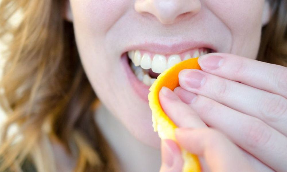 Blanquear los dientes con cáscara de plátano