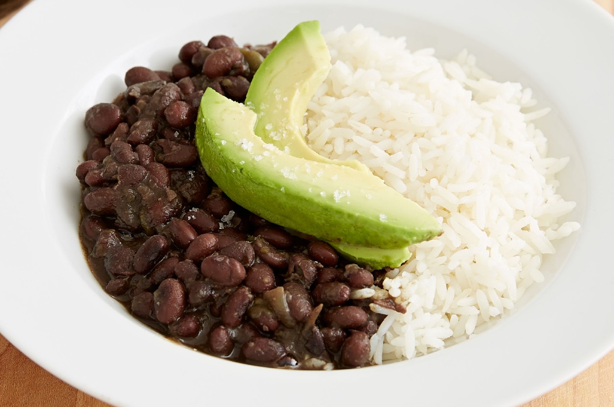 Frijoles negros con arroz.