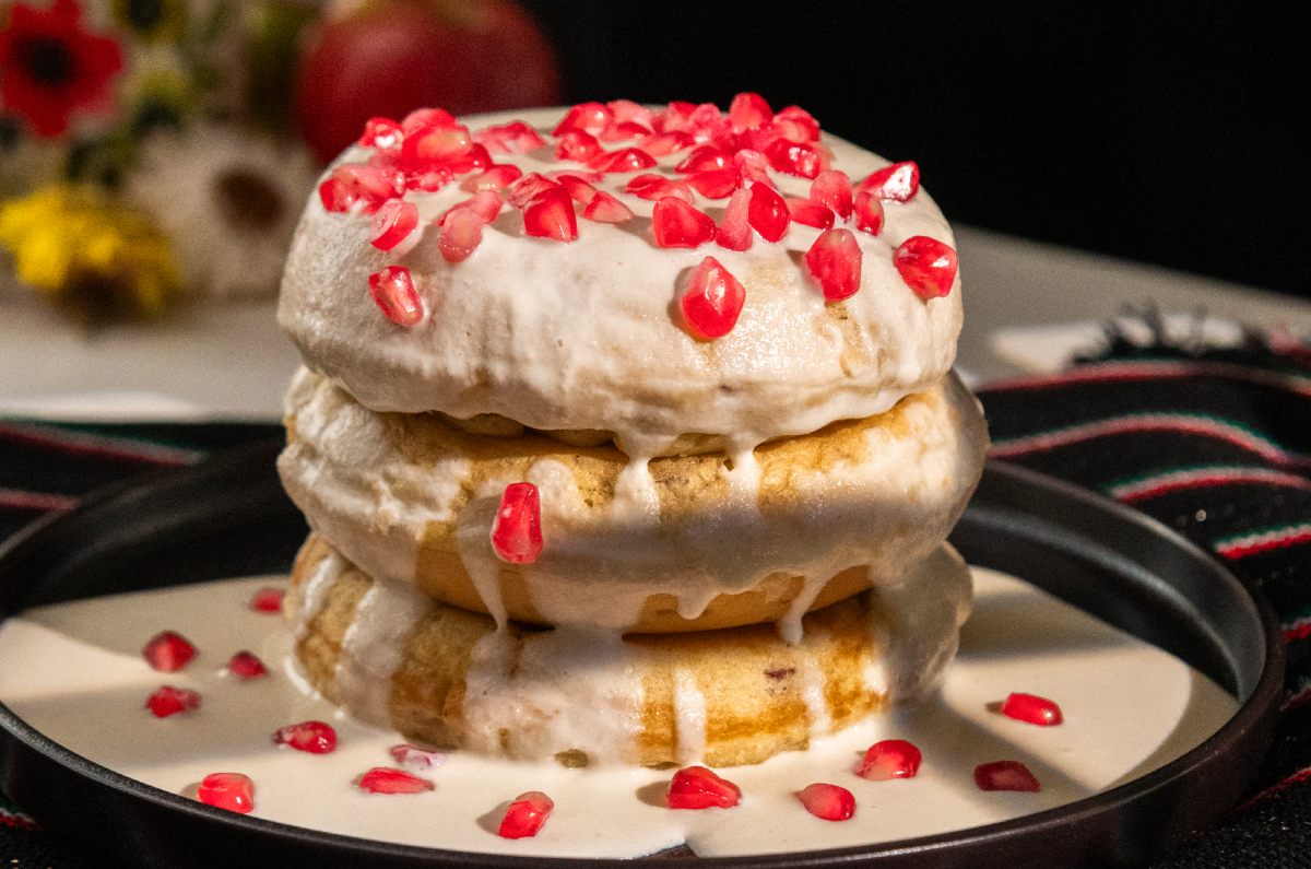 ¡Aquí te doy esta receta de hot cakes en nogada que es súper fácil y que a tu familia le encantará! ¿Qué necesitas? ¡Descúbrelo aquí! 