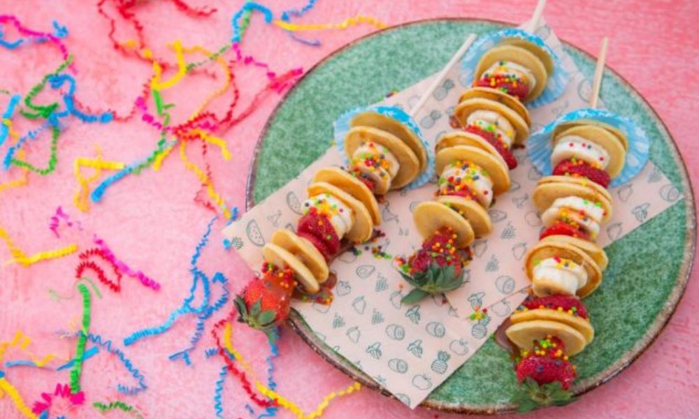 Receta de banderilla de hot cakes con fresas y plátano