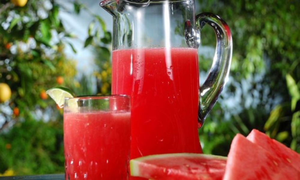 Receta de bebida refrescante de sandía, agua mineral y naranja