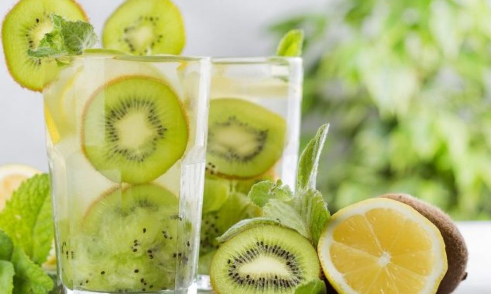 Receta de deliciosa agua de kiwi con limón