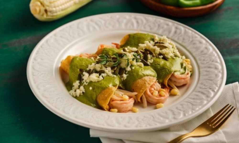 Receta de enchiladas de mole verde rellenas de camarones