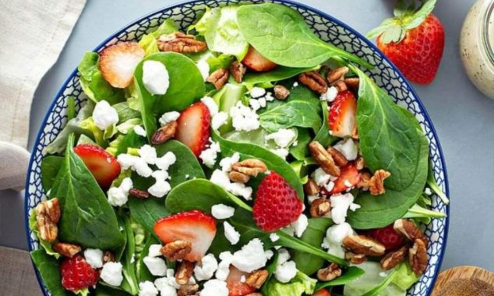 Receta de ensalada de espinaca con fresas, queso y almendras