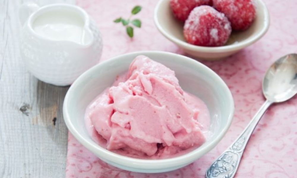Receta de helado de yogurt con fresas naturales y almendras