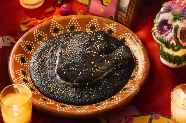 El alma de Oaxaca en tu mesa: Mole negro tradicional