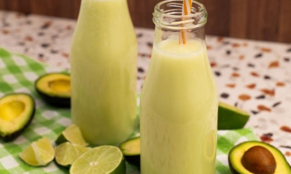 Receta de refrescante limonada de aguacate con solo 4 ingredientes