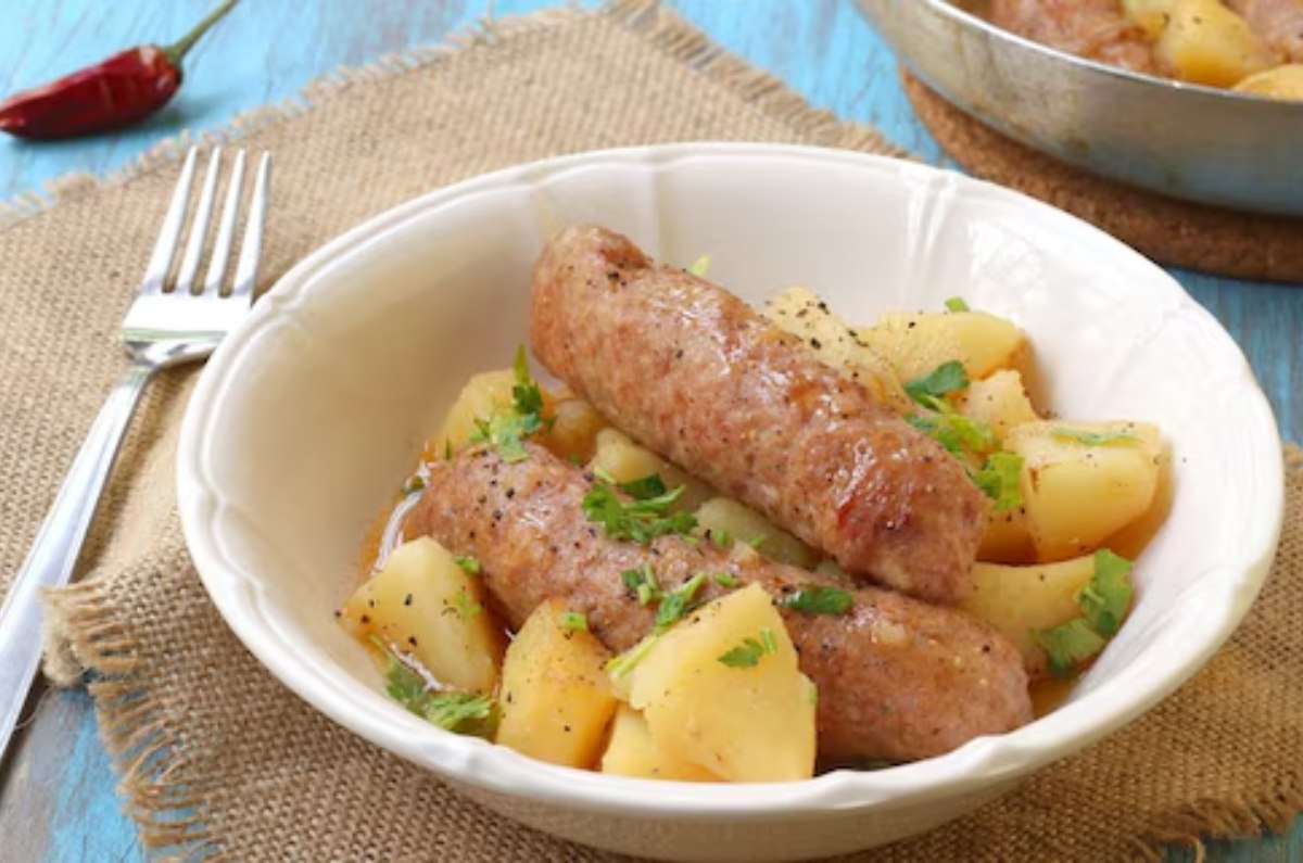 Receta de salchichas con papas asadas en sartén ¡En 20 minutos!
