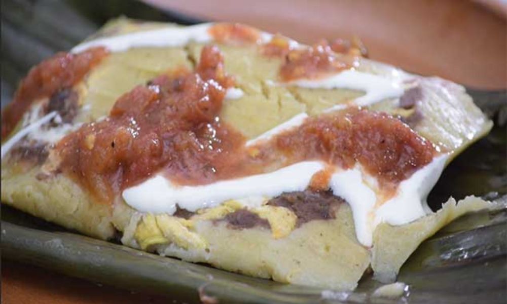 Receta de tamales de frijol con pollo y queso en hoja de plátano