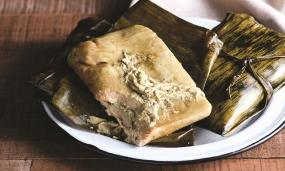 Receta de tradicionales tamales oaxaqueños de mole verde con pollo