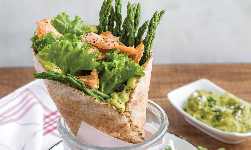 Receta de wrap de salmón ahumado y guacamole con espárragos