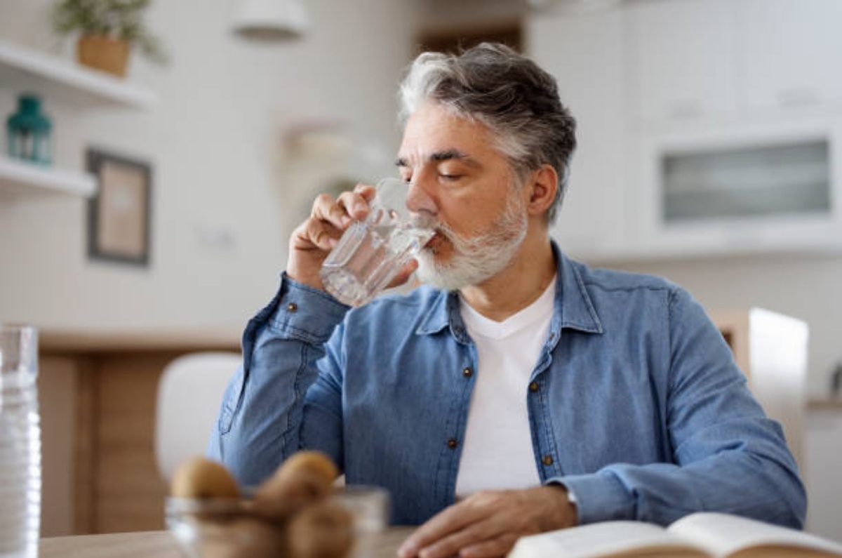 hábitos que dañan la digestión y hombre tomando agua 
