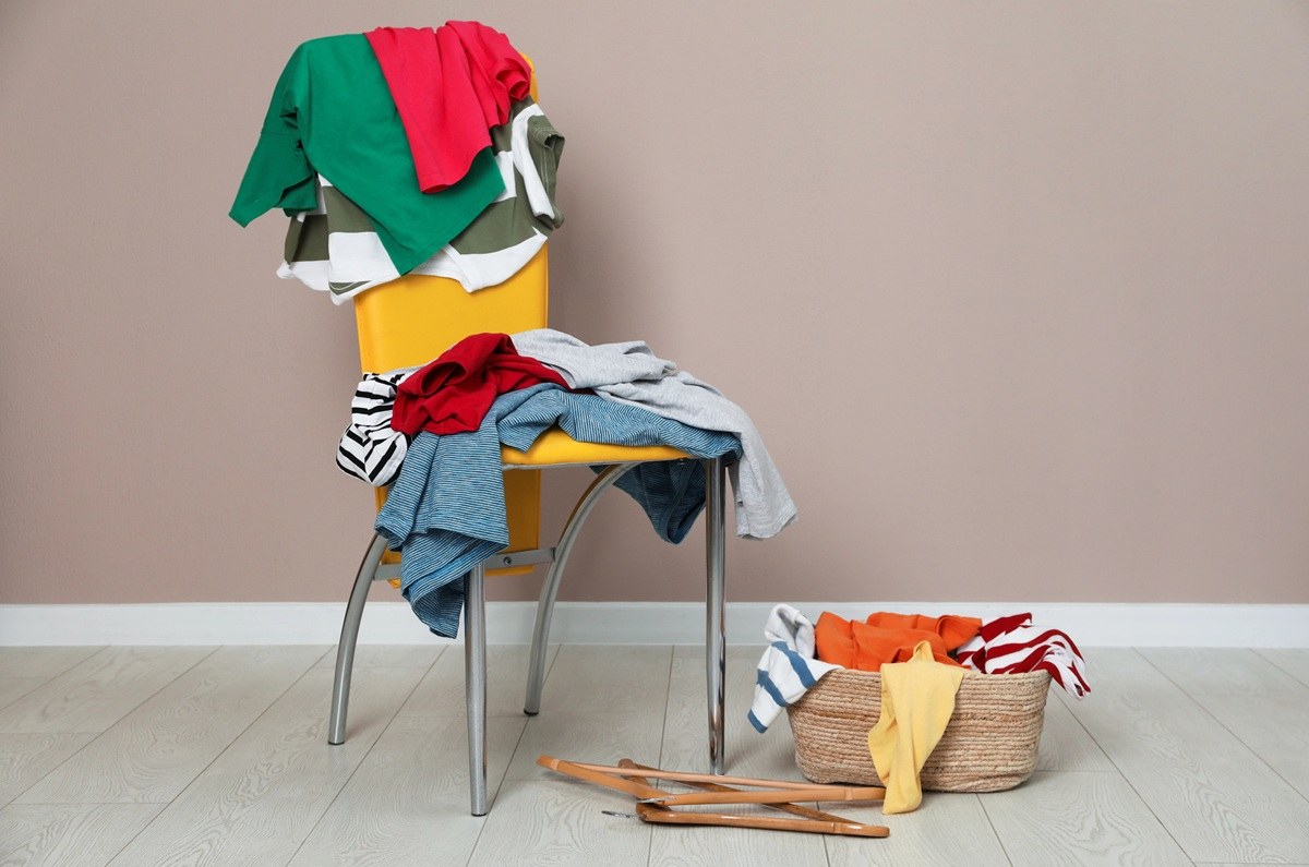 Dejar ropa en la silla