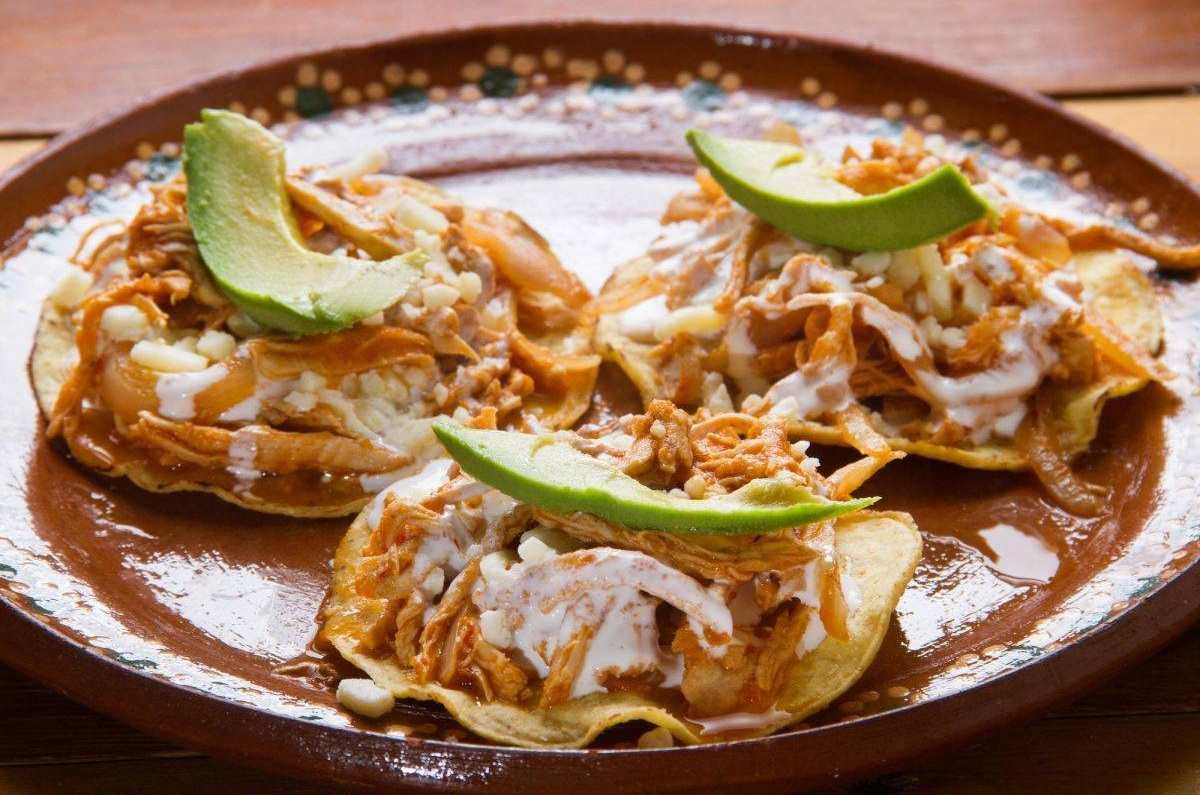 Tinga de pollo con chile chipotle