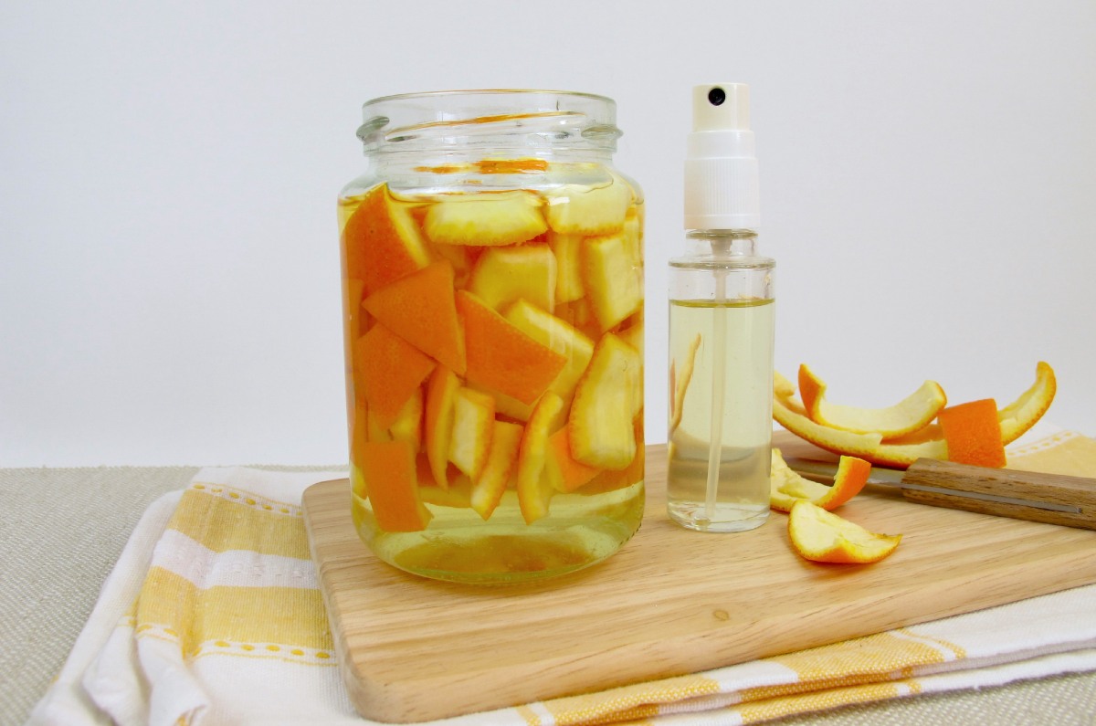 vinagre y cáscaras de mandarina 