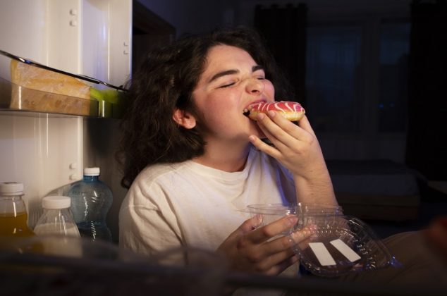 ¿Dulce o salado? El misterio de los antojos nocturnos y cómo controlarlos