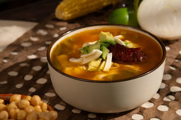 Cómo hacer caldo tlalpeño, receta mexicana tradicional
