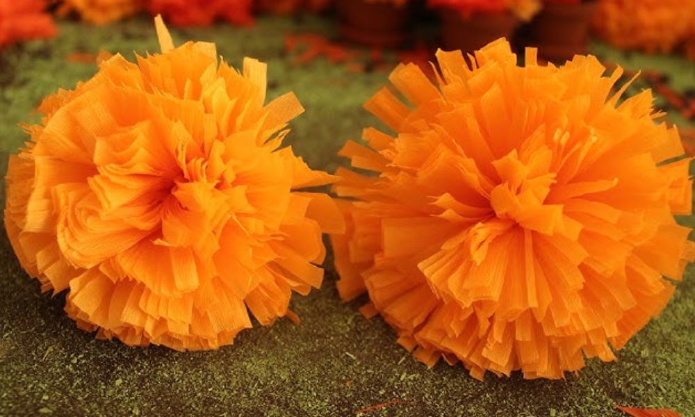 Cempasúchil de papel crepé