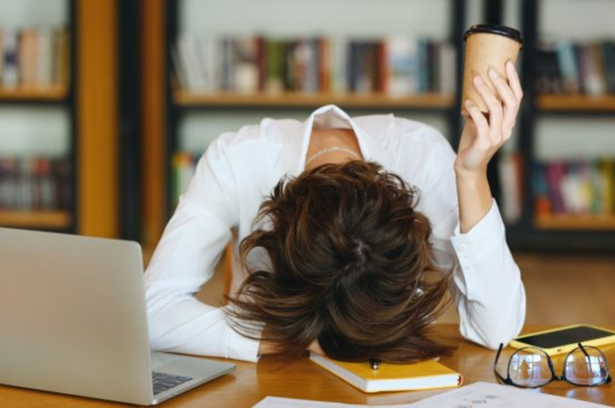 Chica con sueño en biblioteca