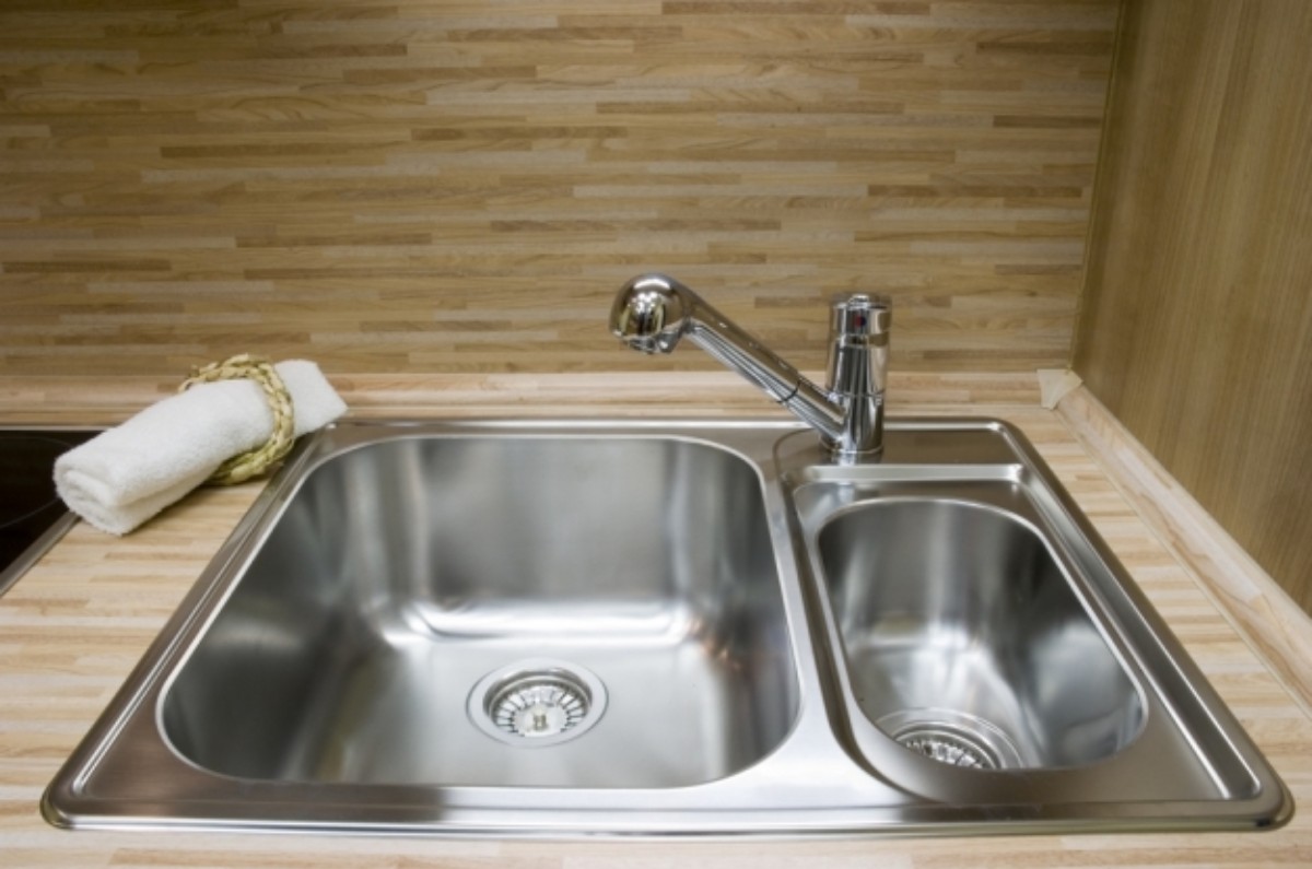 cómo acabar con el mal olor del fregadero de la cocina