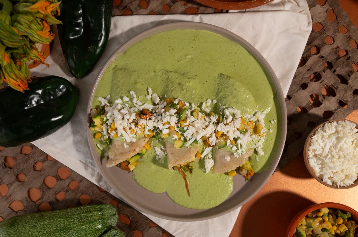 Cómo hacer enchiladas de flor de calabaza, receta mexicana