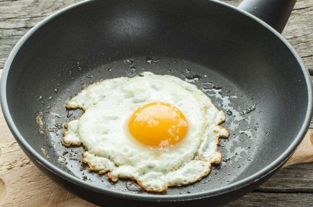 Ni sal ni aceite, este ingrediente debes usar para freír un huevo, según los mejores chefs