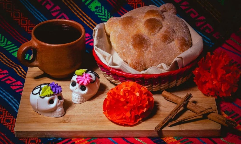 Pan de muerto con cafe