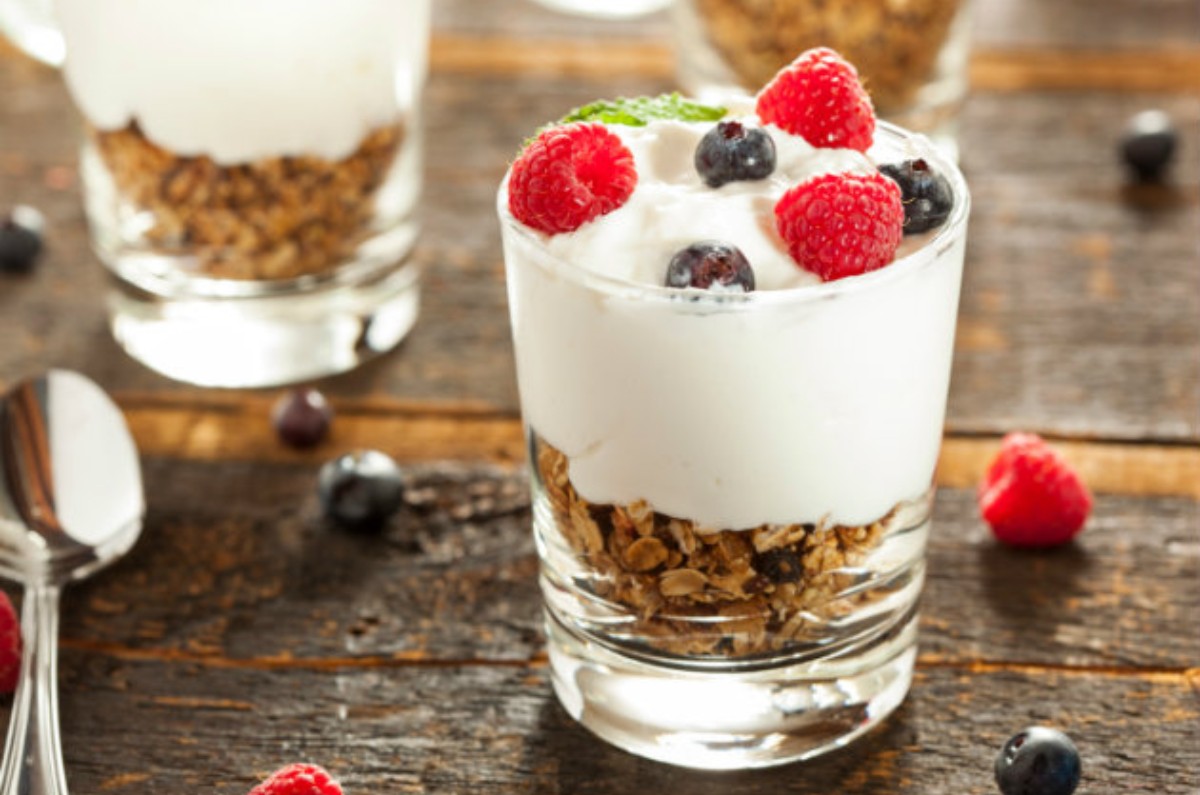 Yogur con frutas.
