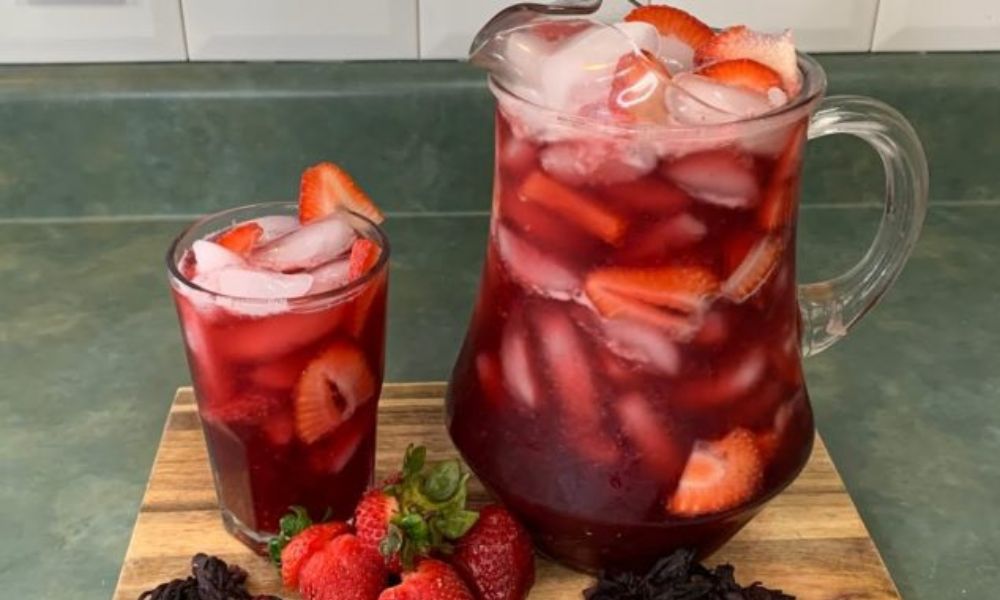 Receta de agua de jamaica con fresa y guayaba