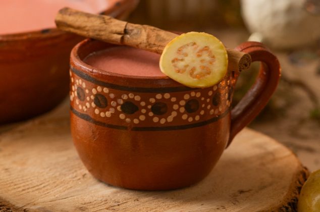 Receta de atole de guayaba, ¡cremoso y calientito!