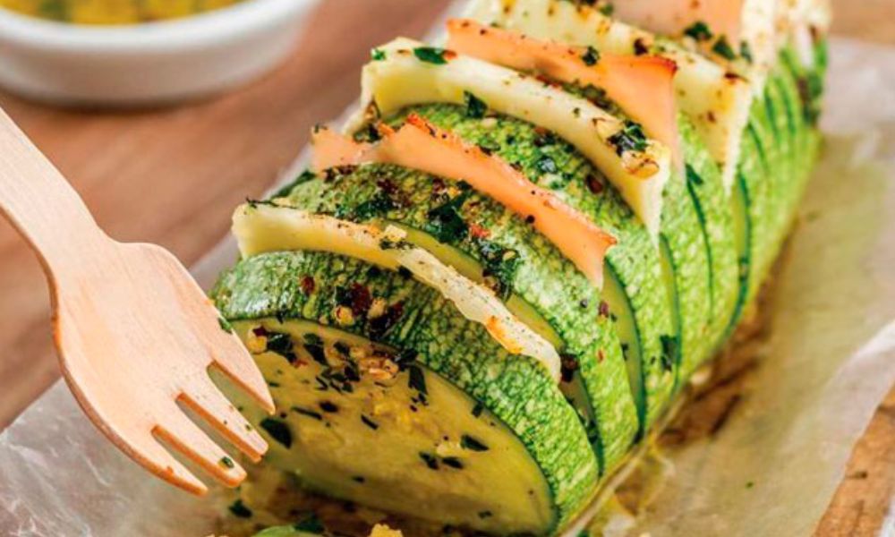 Receta de calabacitas Hasselback horneadas con jamón de pavo