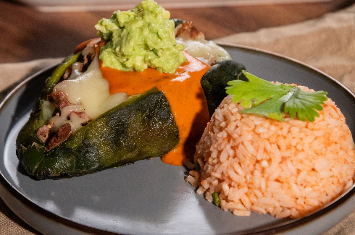 Estos chiles rellenos de carne asada te harán lucir en tu comida ¡Es una receta fácil, deliciosa y rendidora! 