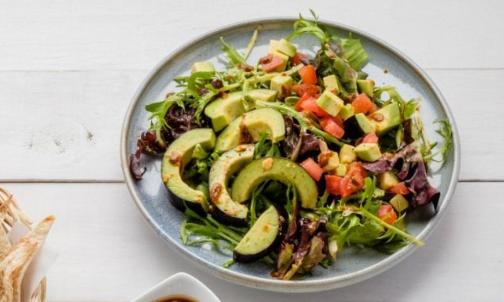 Receta de ensalada de aguacate con aderezo de almendras