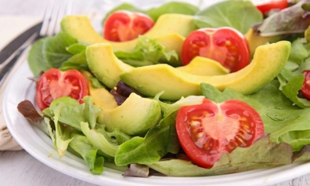 Receta de ensalada de aguacate, jitomate y lechuga