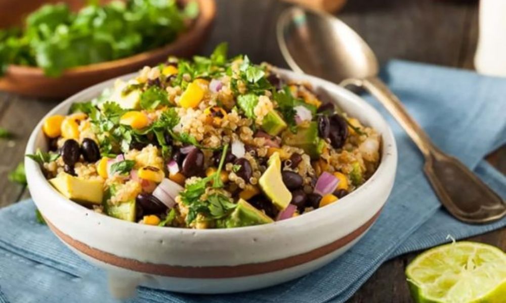 Receta de ensalada de quinoa, frijoles y aguacate