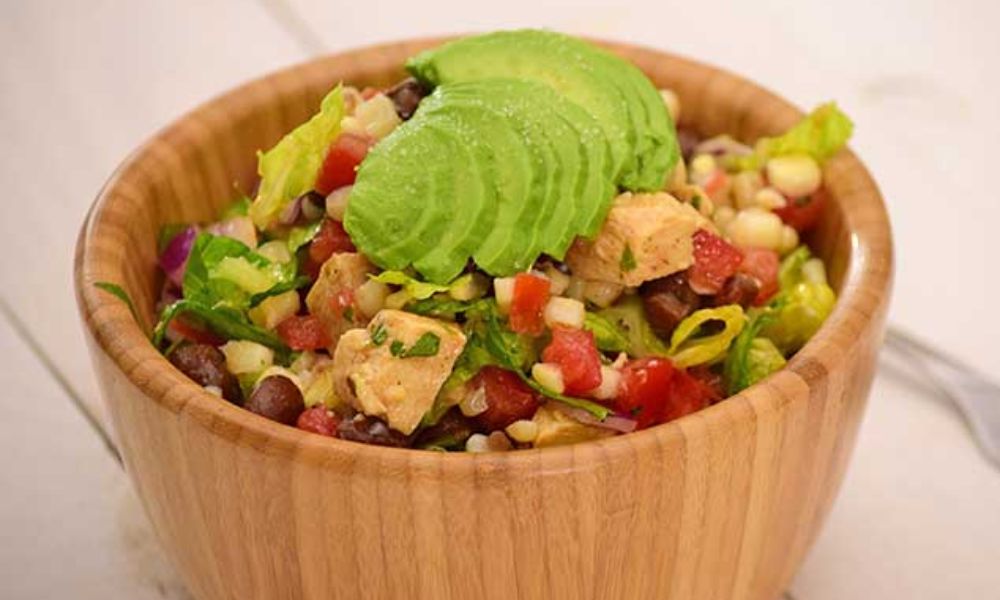 Receta de ensalada mexicana con frijoles, aguacate y granos de elote
