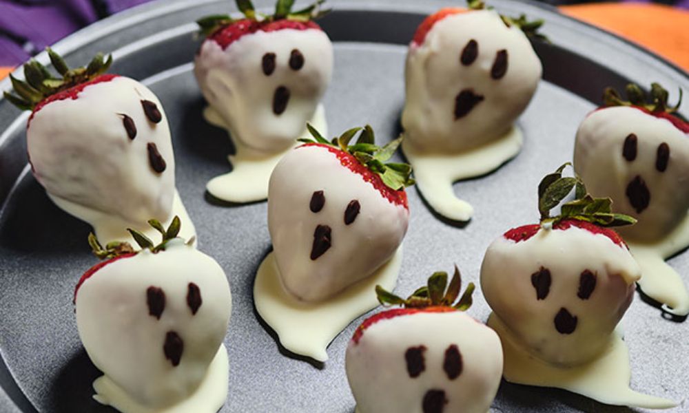 Receta de fantasmas de fresa con chocolate para Halloween