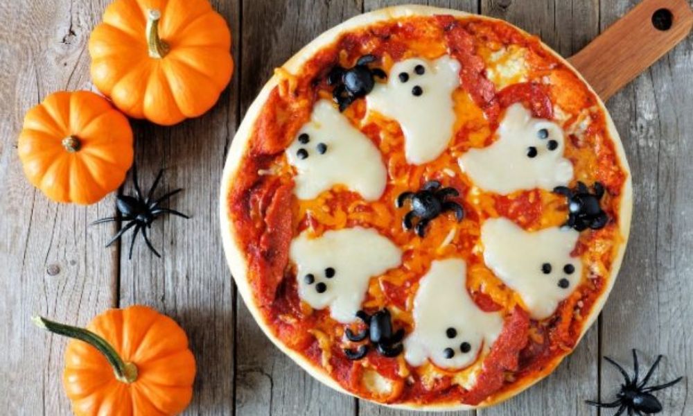 Receta de pizza de fantasmas y arañas para Halloween