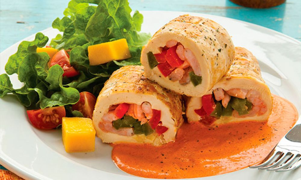 Receta de rollos de pollo rellenos de jamón y queso en salsa morrón