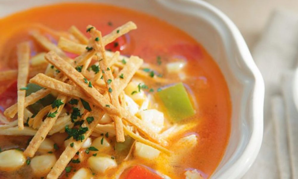 Receta de sopa mexicana de granos de elote y tortilla