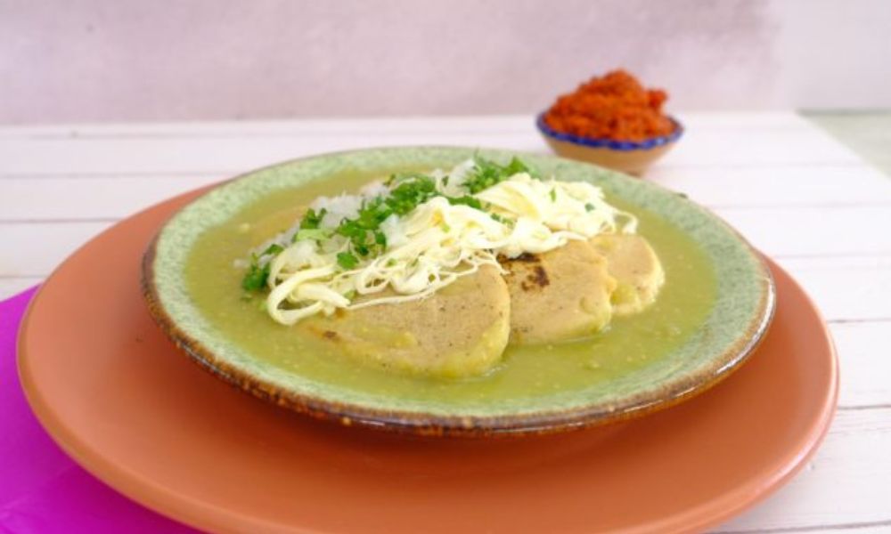 Receta de tlacoyos ahogados con chicharrón prensado